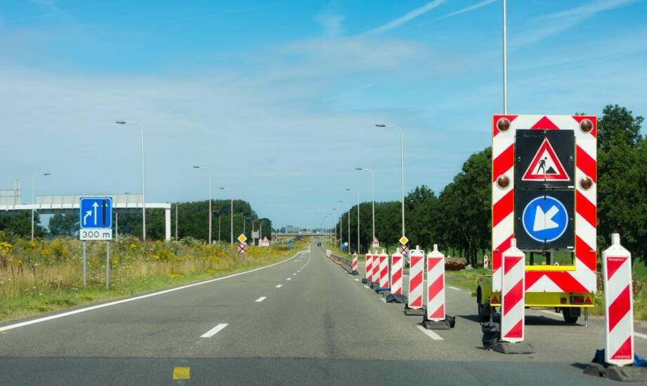 Jak słupek prowadzący porządkuje ruch na odcinkach o słabej czytelności krawędzi jezdni