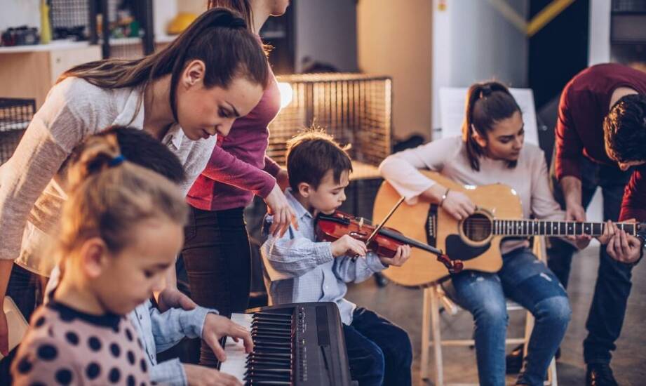 Jak przebiegają wspólne lekcje musicalu i dlaczego różne grupy uczą się inaczej