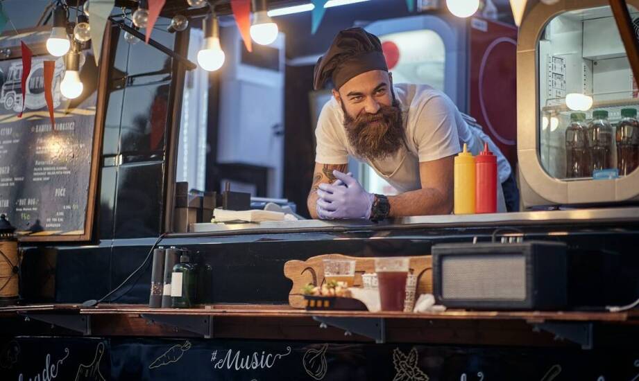 Jak ograniczenia zabudowy food trucka wpływają na dobór i montaż pieca