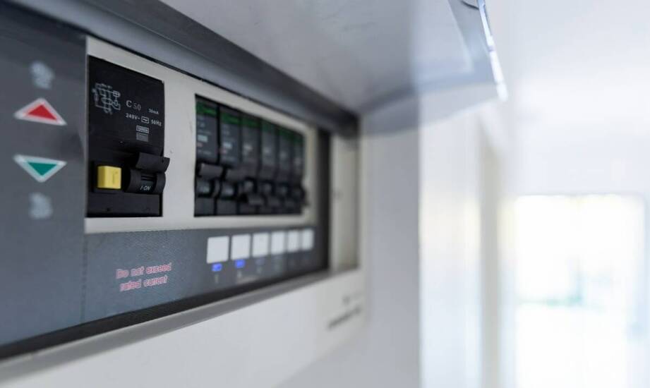 Jak zaplanować instalację elektryczną w nowym domu, by smart home i ochrona odgromowa działały jako jeden układ