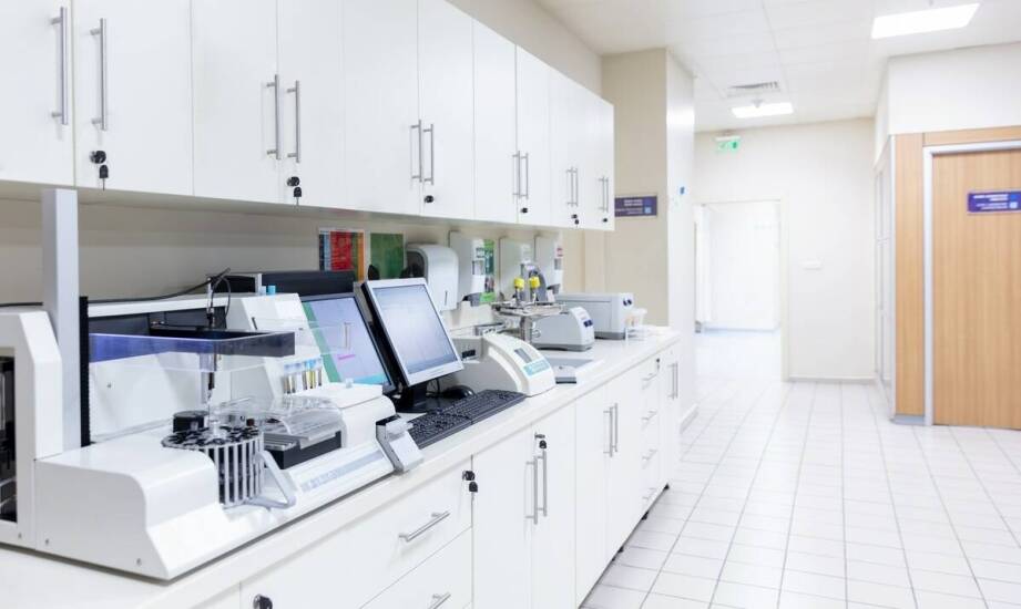 Kiedy układ przyścienny, a kiedy wyspowy lepiej porządkuje pracę laboratorium