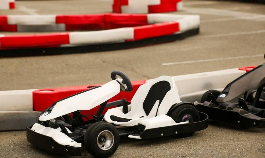 Hala czy tor odkryty — jak konstrukcja zmienia tempo jazdy i naukę kartingu