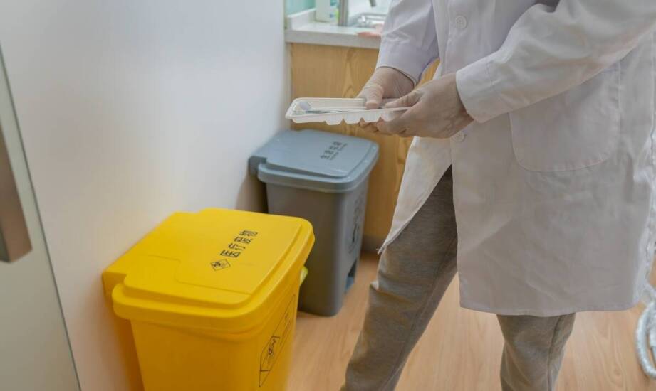 Pozycja półstojąca przy niskim hokerze laboratoryjnym — kiedy odciąża pracę przy blacie
