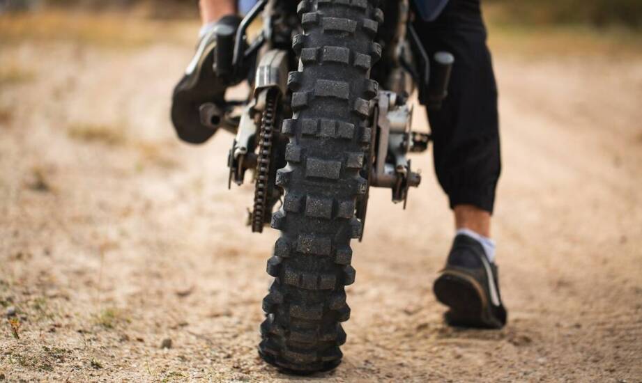 Dwusuw czy czterosuw w lekkim enduro klasy 125 — co zmienia w jeździe i przy zakupie używanego egzemplarza