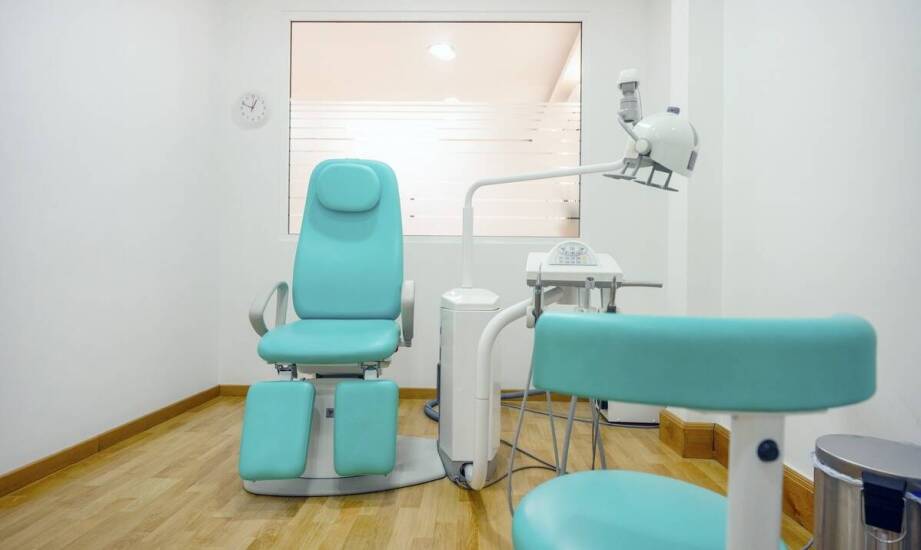 Pierwsza wizyta u dentysty: czego spodziewać się przy diagnostyce i planie leczenia