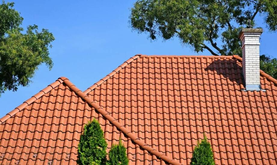 Jak dopasować pokrycie dachu do konstrukcji domu i podkarpackiego klimatu