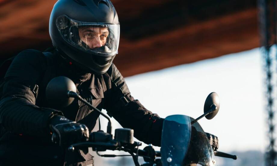 Jak dobrać kask motocyklowy w czarnym wykończeniu do stylu jazdy i właściwego rozmiaru