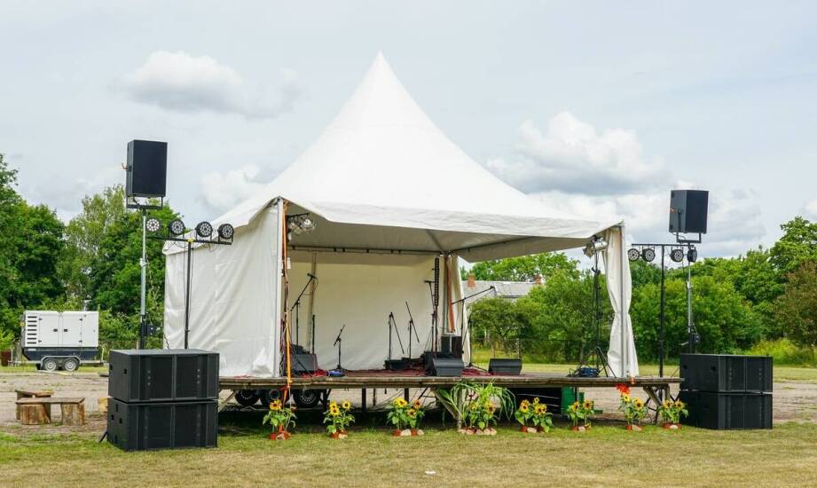 Scena mobilna na event plenerowy — kiedy rozmiar, dach i teren przesądzają o wyborze