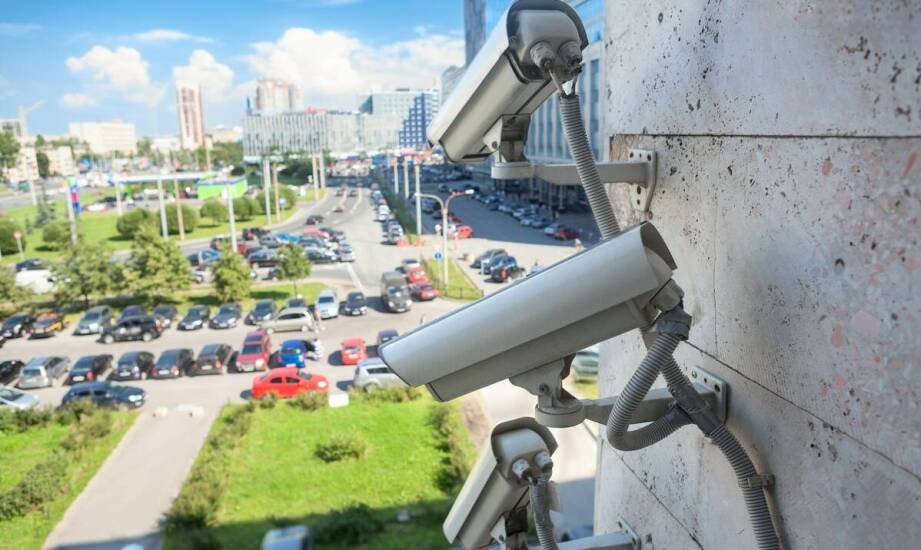 Kiedy sam monitoring nie wystarcza — jak wygląda ochrona budynku w dużym mieście