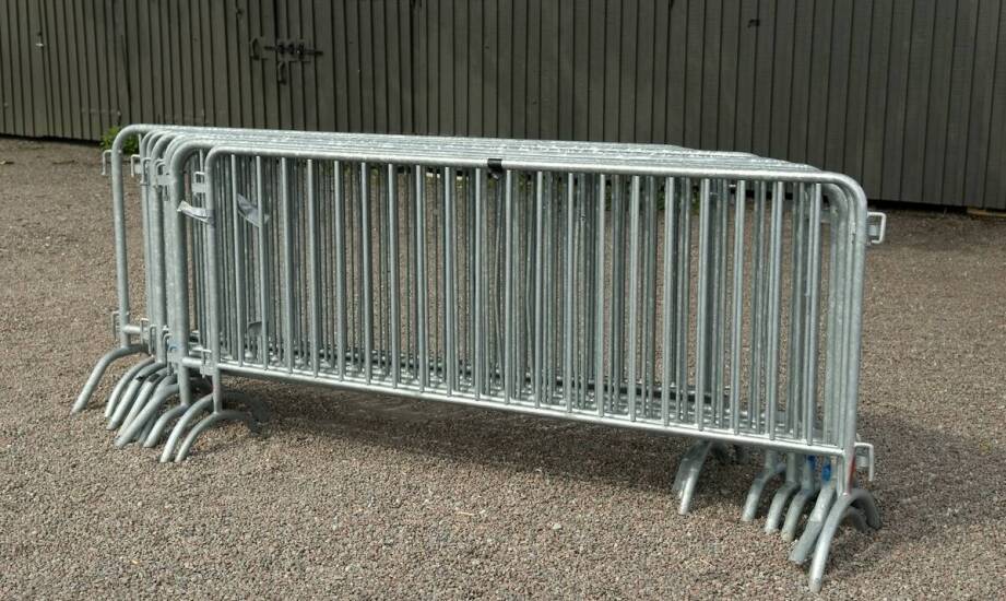 Dlaczego ocynk i aluminium wymagają innego przygotowania przed lakierowaniem barierek