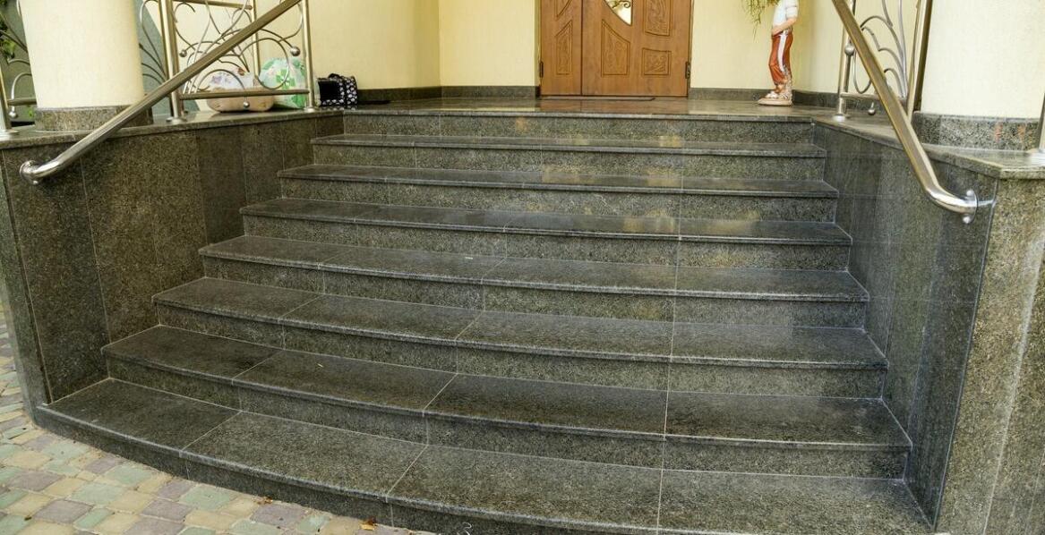 Schody przy wejściu do domu — jak dopasować materiał i konstrukcję do pogody oraz intensywnego ruchu