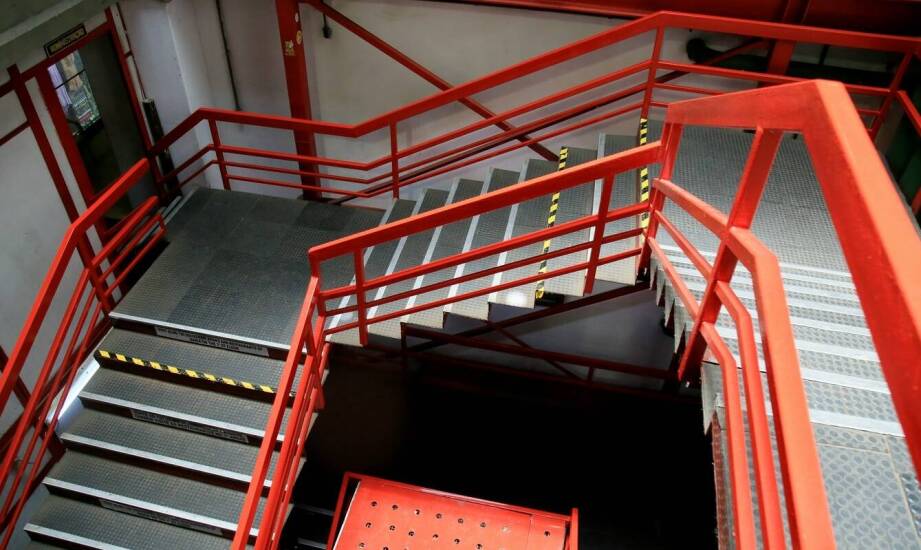 Stalowe zabezpieczenia schodów w halach i na pomostach technicznych — kiedy liczy się funkcja