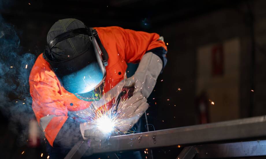 Materiały i technologie produkcji antystatycznych trudnopalnych ubrań roboczych
