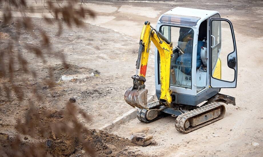 Wąska łyżka w minikoparce przy instalacjach podziemnych — jak ograniczyć ryzyko uszkodzeń