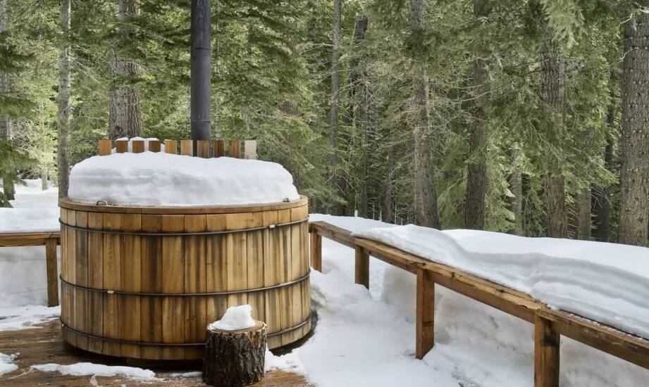 Zimowe korzystanie z ogrodowego SPA — jak temperatura i osłona decydują o komforcie