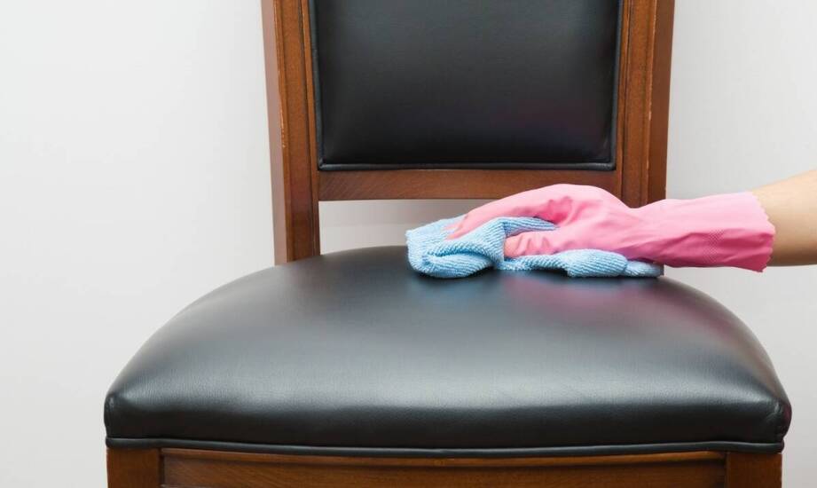 Jak pielęgnować tapicerkę welurową i drewniany stelaż krzesła, by uniknąć uszkodzeń