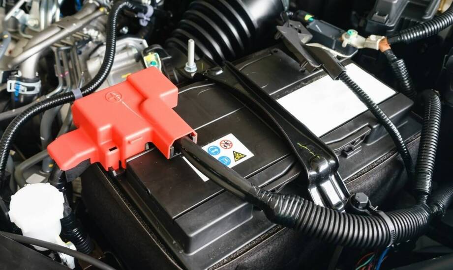 Jak plastikowa osłona akumulatora zmienia przebieg pomocy, gdy auto nie chce ruszyć