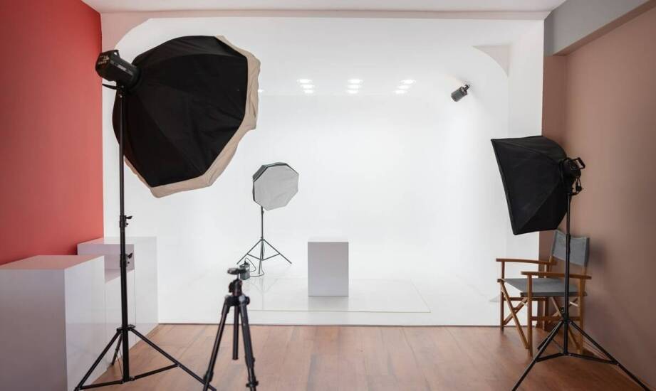 Jak kształt i rozmiar softboxu wpływają na portret i zdjęcia produktów w małym studiu