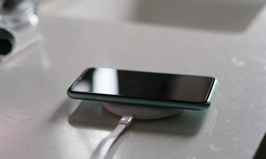 Kiedy ładowarka indukcyjna rzeczywiście pasuje do telefonu, etui i codziennego użycia