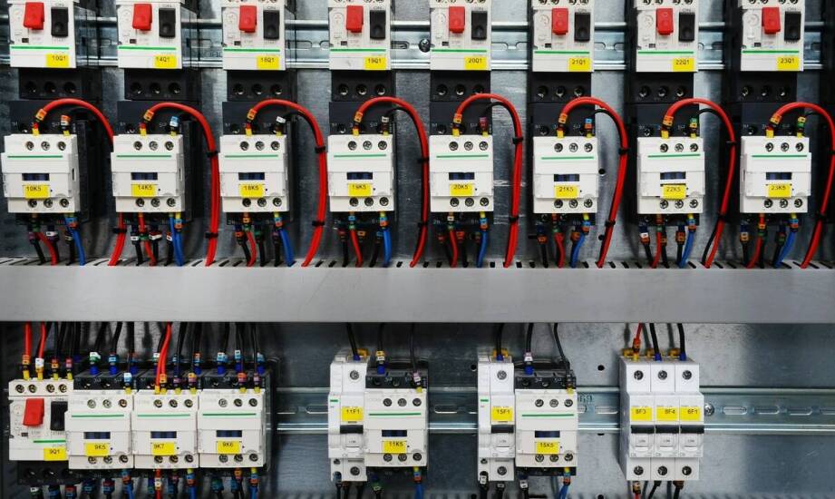 Puszki w strefie rozdzielnic hal produkcyjnych — co decyduje o głębokości, dostępie i miejscu montażu