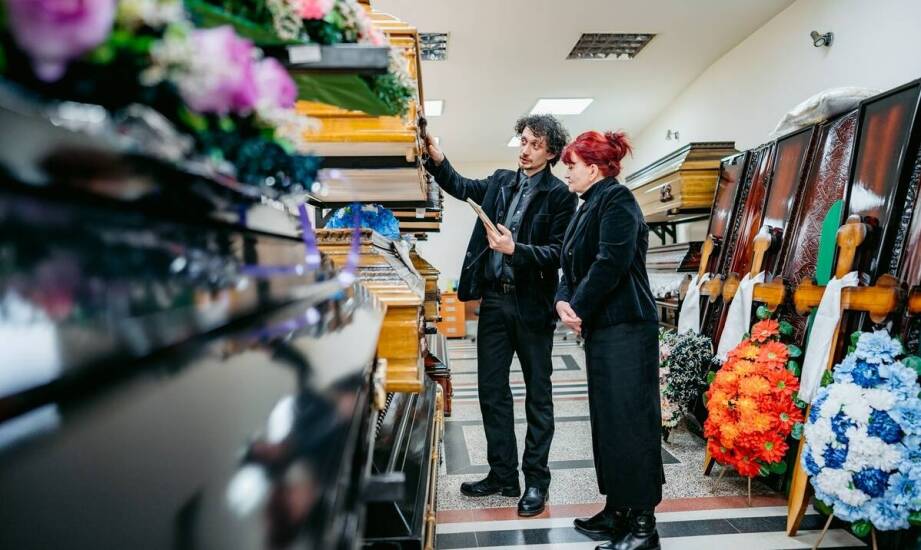 Jak czytać opinie o domu pogrzebowym, żeby wyłapać sygnały o organizacji i takcie
