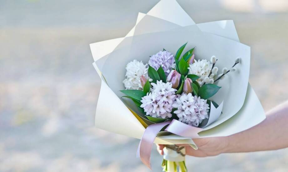 Kartka, kolor i dodatek — jak personalizacja buduje charakter bukietu, flowerboxu i kompozycji