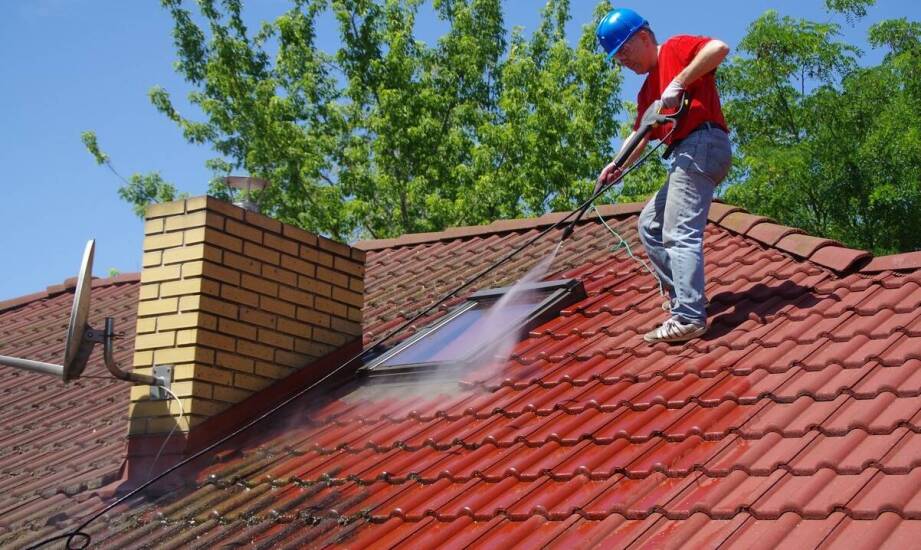 Dlaczego rodzaj dachówki decyduje o bezpiecznym myciu dachu i doborze metody