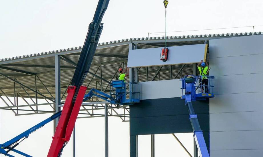 Jak przygotować teren pod montaż reklamy z podnośnika na miejskiej ulicy
