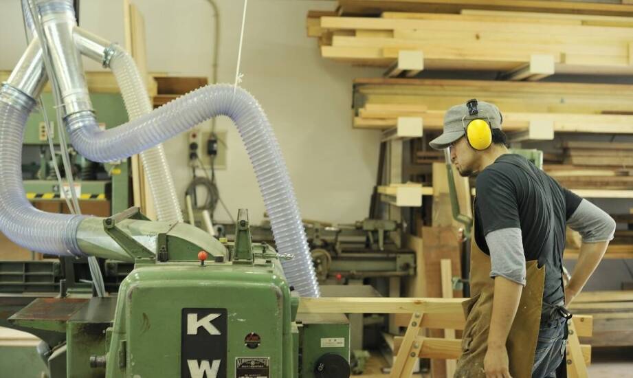 Pionowa czy pozioma łuparka hydrauliczna — kiedy układ pracy pasuje do małego warsztatu
