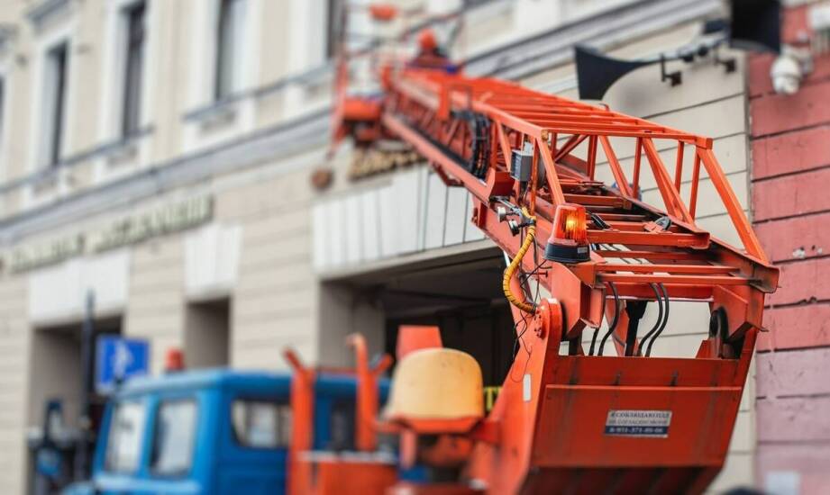 Jak przygotować ośmiometrowy wysięgnik serwisowy do pracy przy fontannie interaktywnej