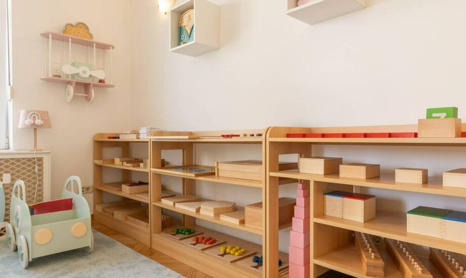 Drewniana biblioteczka Montessori: jakie cechy naprawdę ułatwiają samodzielny wybór książek