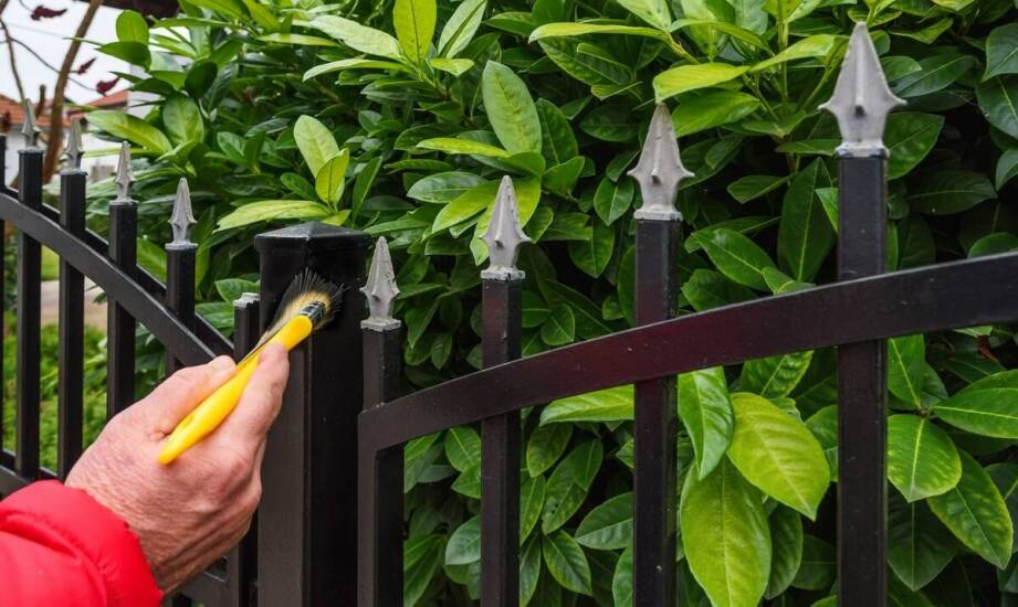 Jak czyścić aluminiowe ogrodzenie, by nie uszkodzić powłoki i okuć