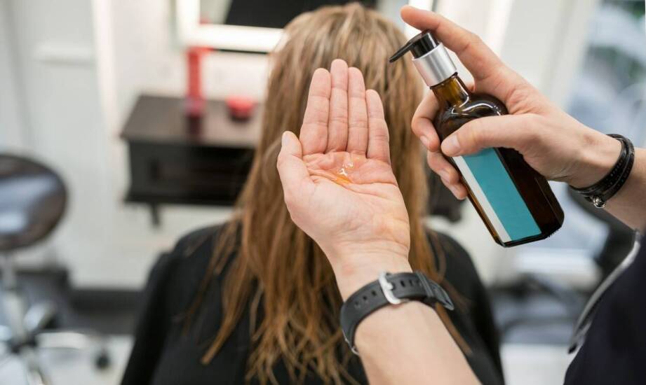 Jak dobrać spray wygładzający do włosów podatnych na puszenie po koloryzacji w salonie