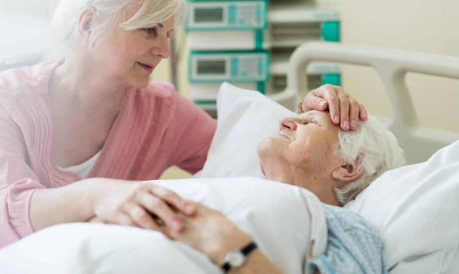 Jak w hospicjum domowym łączy się leczenie objawów z wsparciem emocjonalnym i duchowym