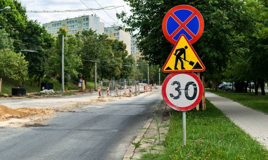 Jak tabliczka T-21 doprecyzowuje zakaz postoju na parkingu prywatnym i osiedlowym