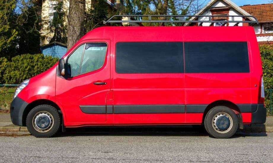 Jak odróżnić fabryczną szybę do przesuwnych drzwi VW T4 od wersji do zabudowy