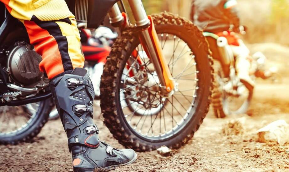 Zimowe buty do motocrossu i enduro — jak ocenić ochronę stóp w błocie, chłodzie i wilgoci