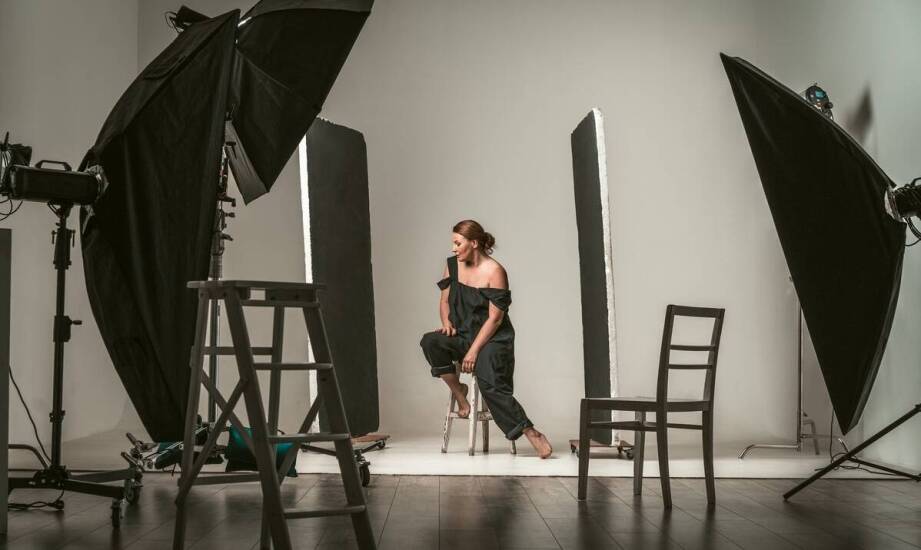 Portret kobiecy w studio — jak buduje się swobodę od konsultacji po ostatnie ujęcie