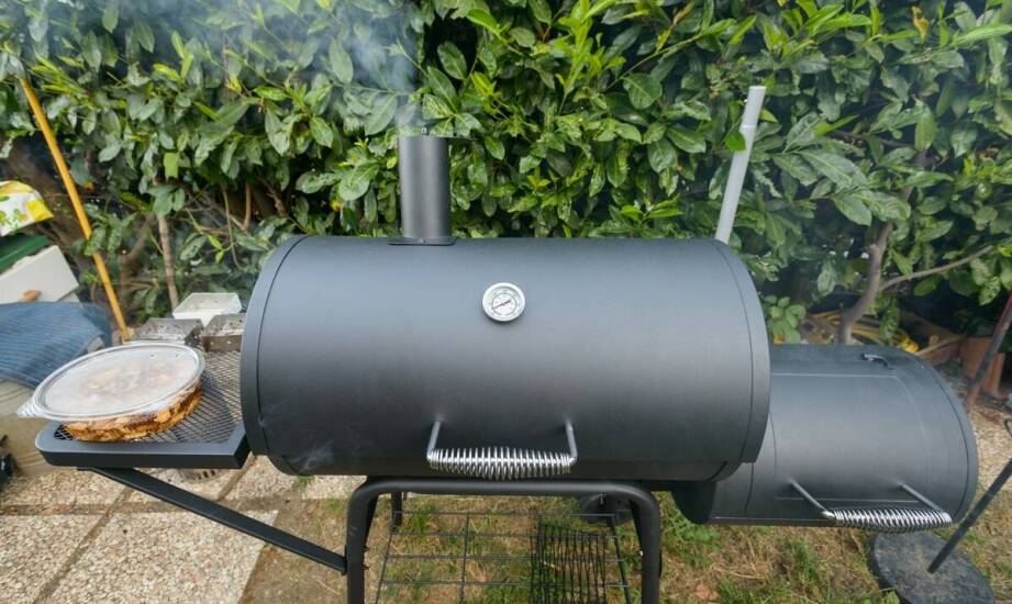 Dlaczego smoker BBQ daje inną kontrolę niż elektryczna wędzarnia przy domowym low and slow