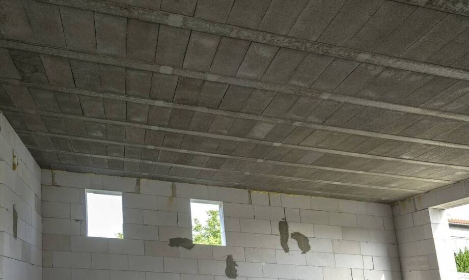 Ciężkie płyty betonowe czy lekki efekt betonu — co lepiej znosi remont reprezentacyjnego wnętrza?