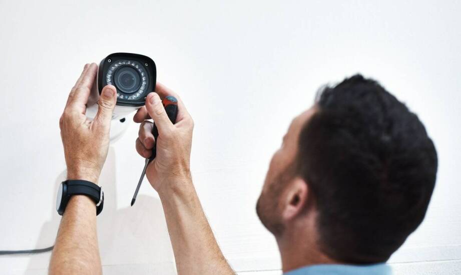 Co sprawia, że instalacja monitoringu IP w domu jest prosta, a kiedy przestaje taka być