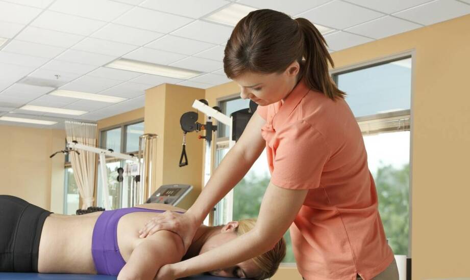 Jak różne zabiegi fizjoterapeutyczne pomagają przy bólu pleców i przeciążeniu stawów