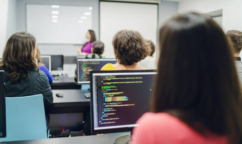 Dlaczego dobry temat pracy z informatyki powstaje z problemu, a nie z mody technologicznej
