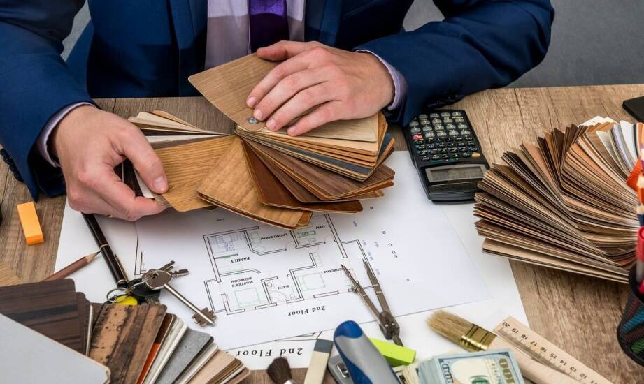 Jak dekorator prowadzi dobór materiałów i wyposażenia, gdy wnętrze ma działać na co dzień