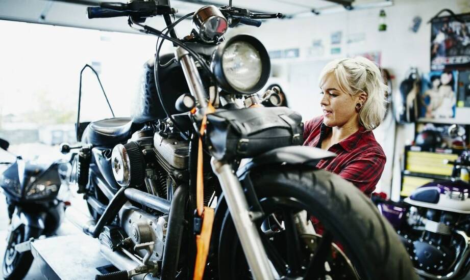 Jak uporządkować części i narzędzia wokół uniesionego motocykla w serwisie