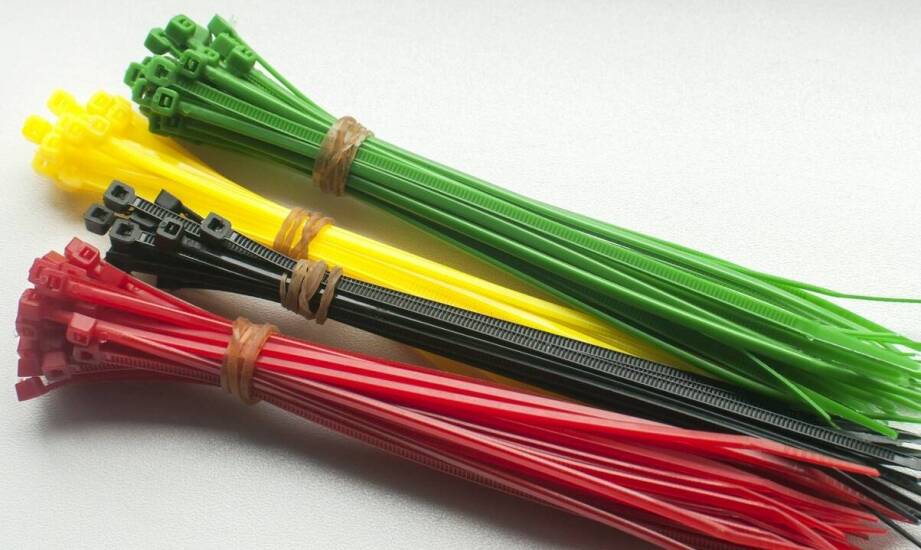 Jak dobrać większe opaski zaciskowe do grubych wiązek w elektryce i fotowoltaice