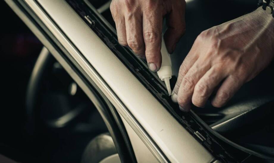 Od czego zależy dobór pianki z klejem do uszczelniania i montażu w AGD oraz motoryzacji