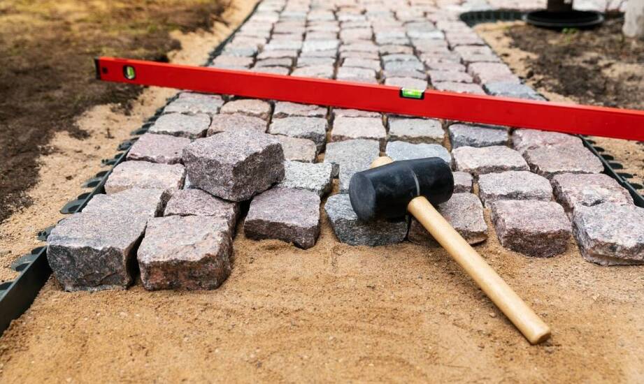 Dlaczego podbudowa na piaszczystym gruncie w Sulejówku decyduje o trwałości kostki