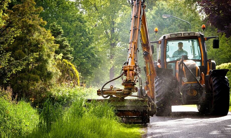 Bezpieczne koszenie poboczy i rowów — najczęstsze błędy operatorów maszyn z ramieniem hydraulicznym