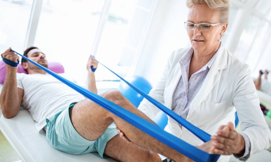 Różnice między indywidualnym treningiem medycznym a tradycyjnym fitnessem